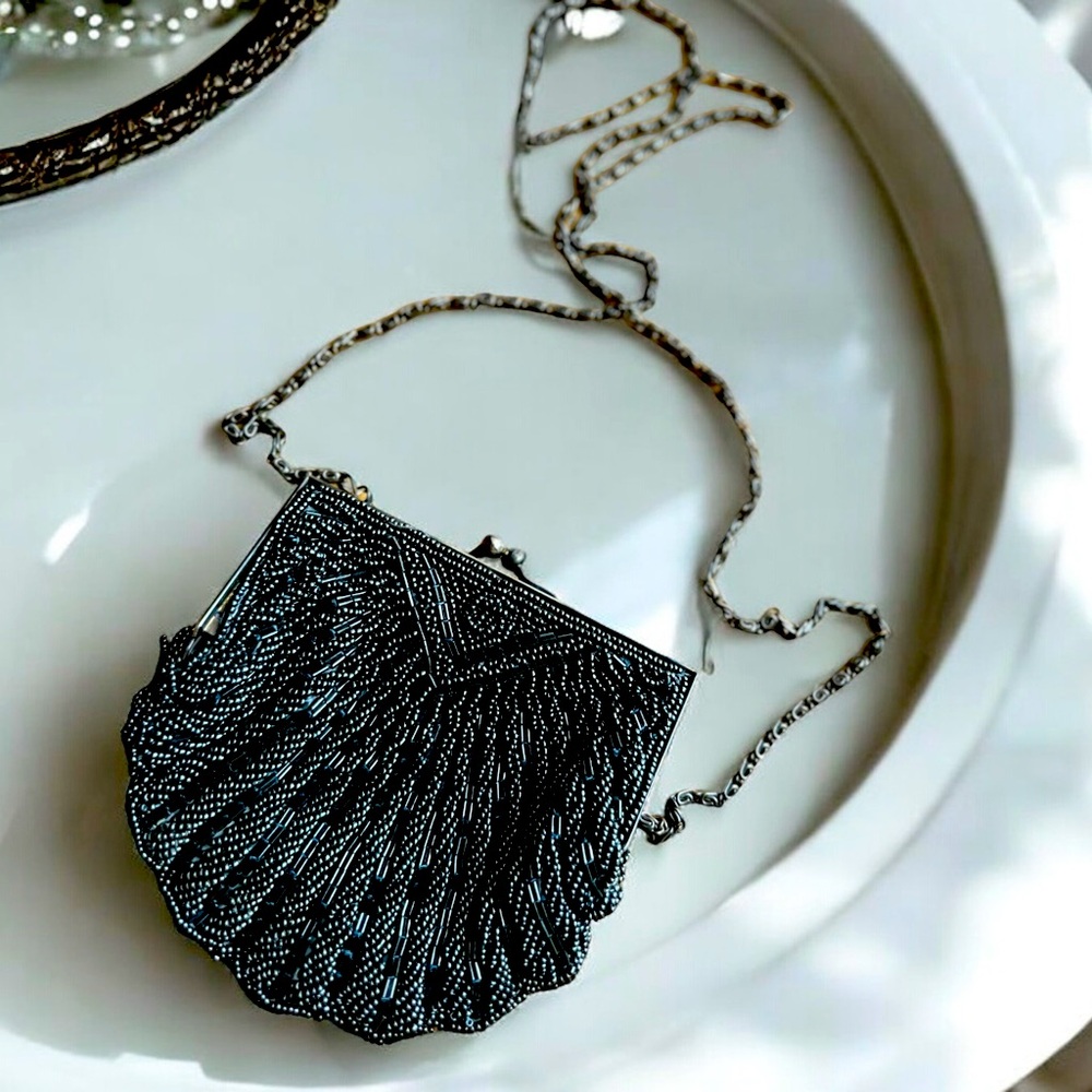 La Regale vintage black hand beaded shell purse - Picture 2 of 10